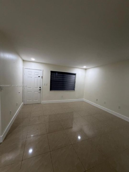 For Rent: $1,800 (1 beds, 1 baths, 670 Square Feet)