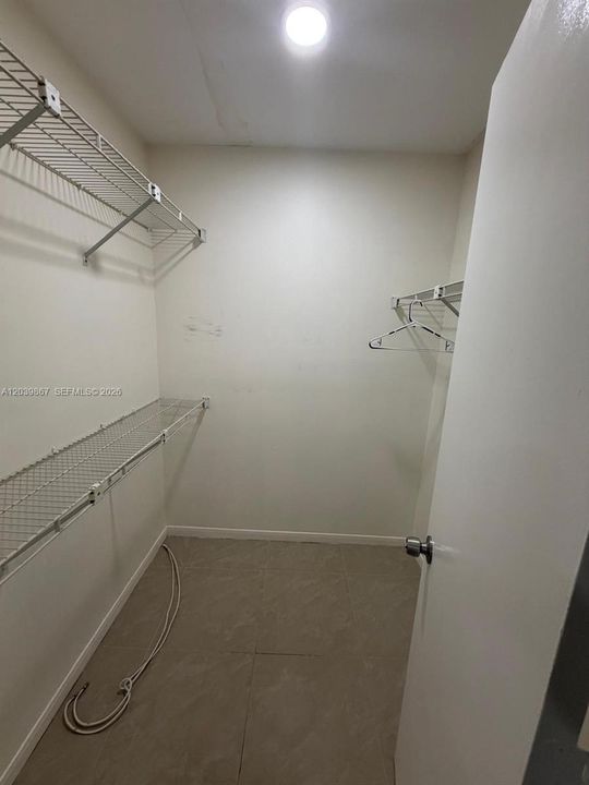 For Rent: $1,800 (1 beds, 1 baths, 670 Square Feet)