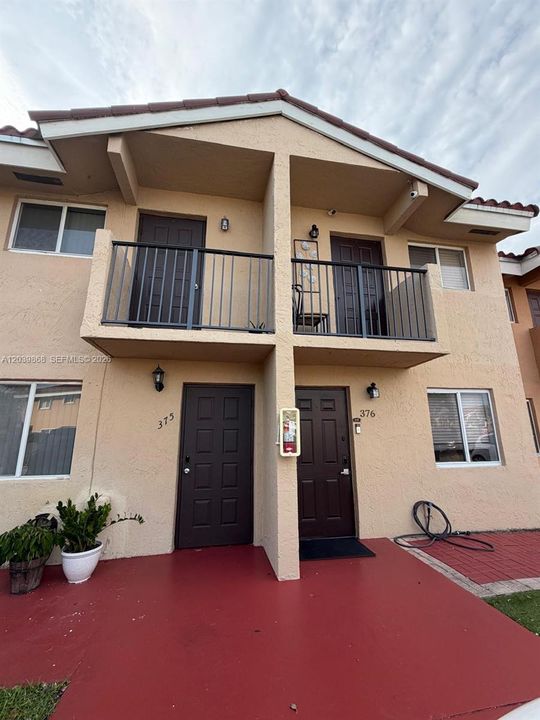For Sale: $342,900 (2 beds, 1 baths, 914 Square Feet)