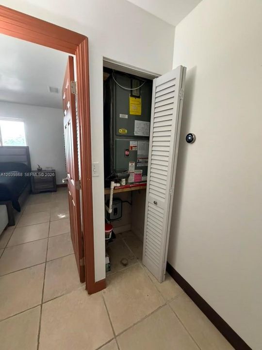 For Sale: $342,900 (2 beds, 1 baths, 914 Square Feet)