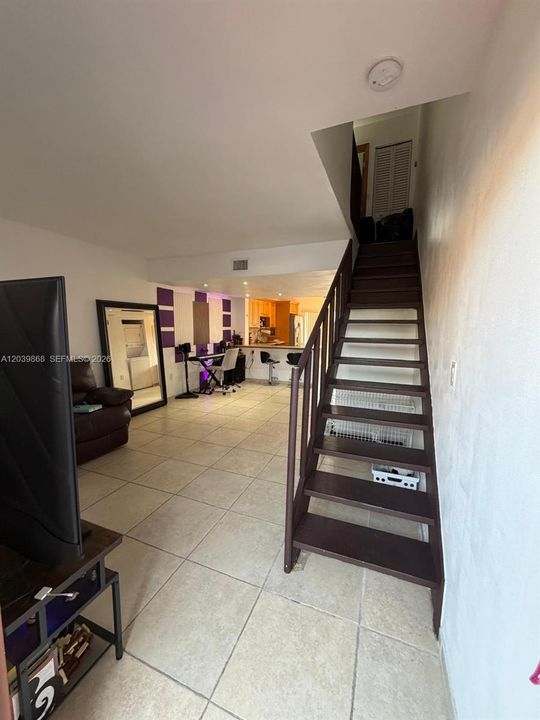For Sale: $342,900 (2 beds, 1 baths, 914 Square Feet)