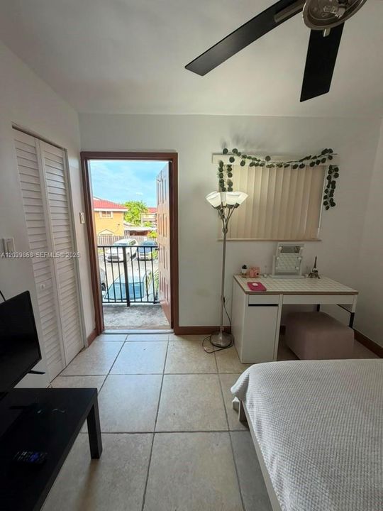 For Sale: $342,900 (2 beds, 1 baths, 914 Square Feet)