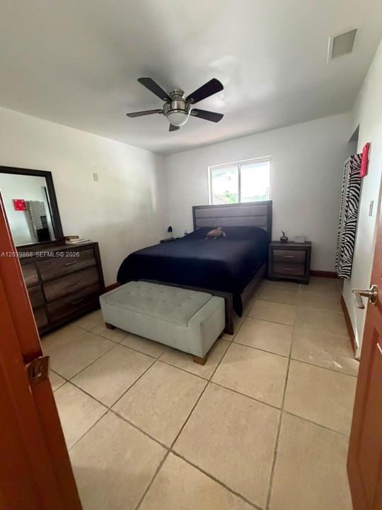 For Sale: $342,900 (2 beds, 1 baths, 914 Square Feet)