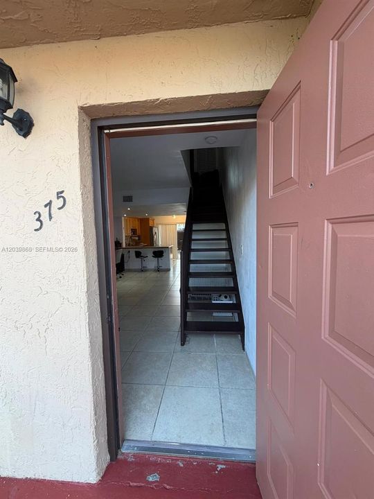 For Sale: $342,900 (2 beds, 1 baths, 914 Square Feet)
