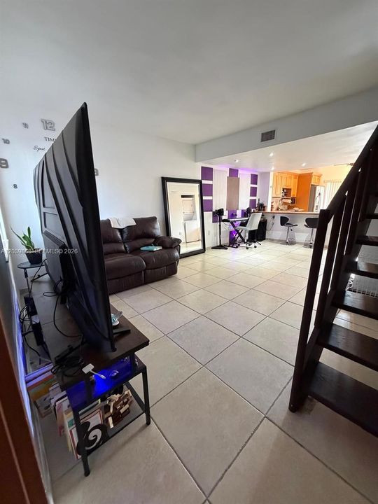 For Sale: $342,900 (2 beds, 1 baths, 914 Square Feet)