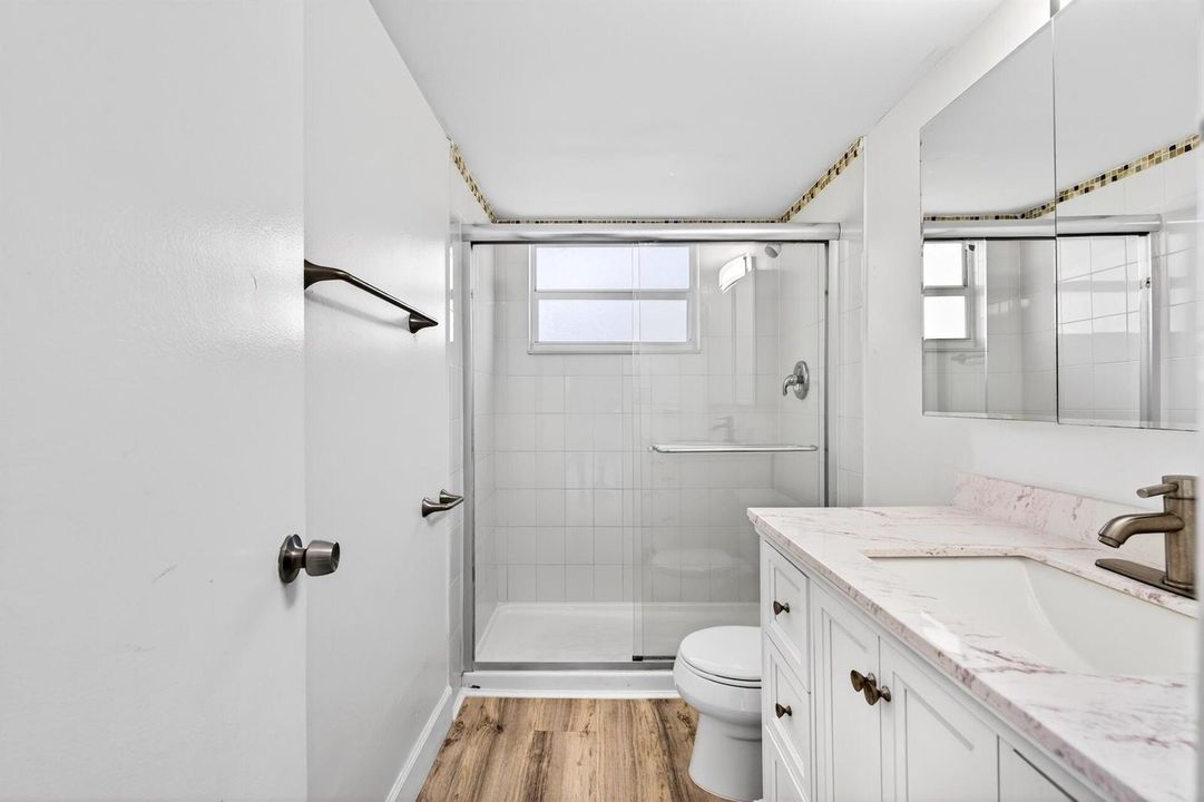 Horizon 104 BATHROOM-2