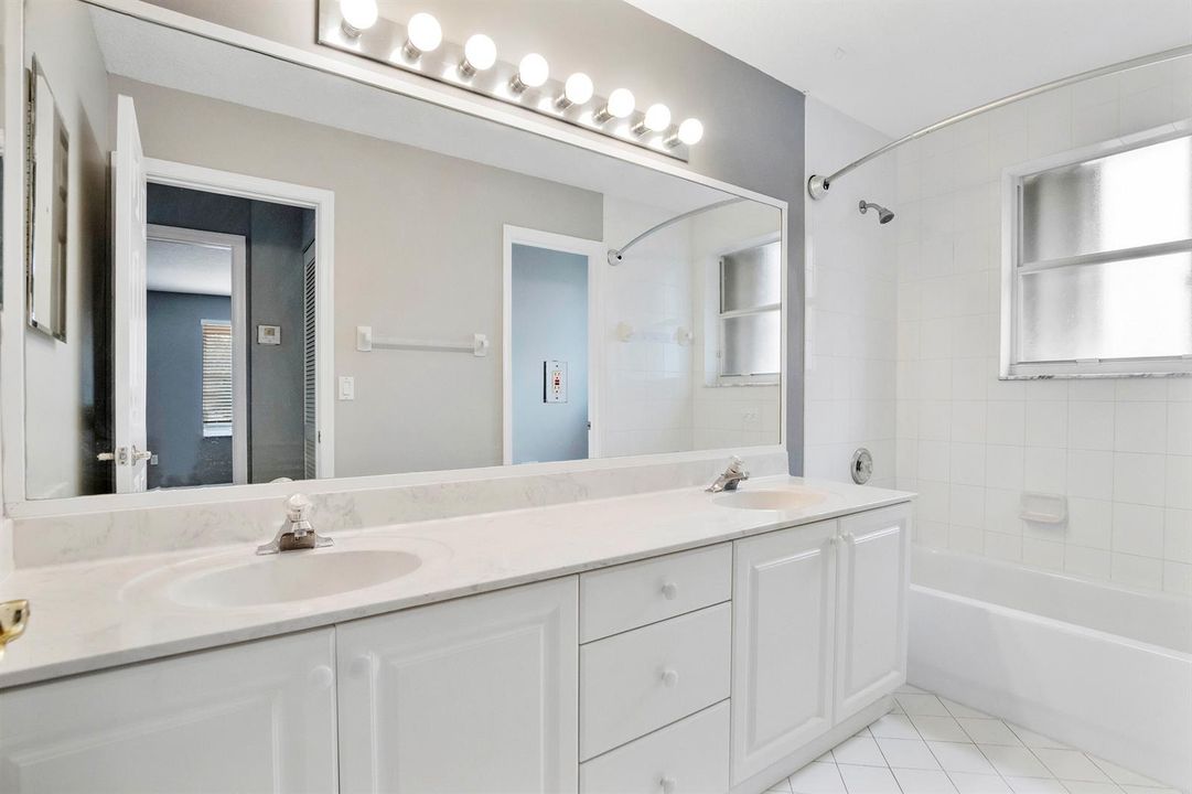 6370 Stonehurst Cir_065