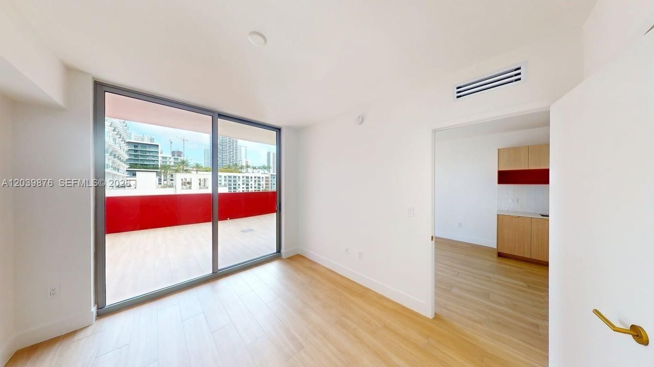 В аренду: $4,300 (1 спален, 1 ванн, 598 Квадратных фут)