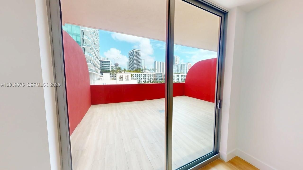 В аренду: $4,300 (1 спален, 1 ванн, 598 Квадратных фут)
