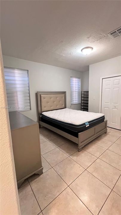 For Rent: $1,800 (1 beds, 1 baths, 2440 Square Feet)