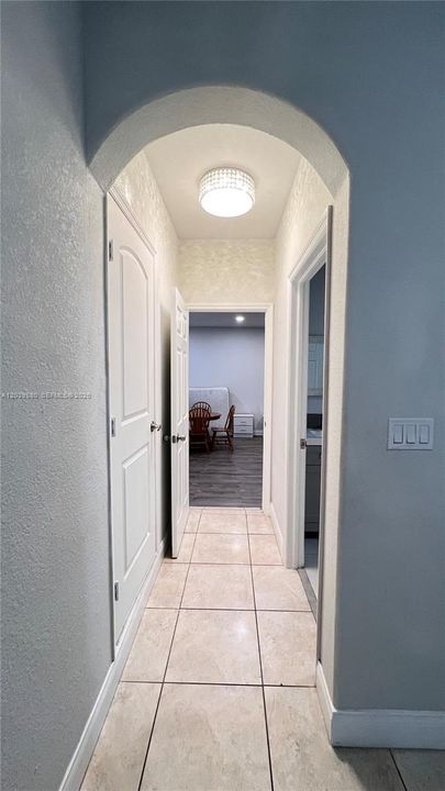 For Rent: $1,800 (1 beds, 1 baths, 2440 Square Feet)