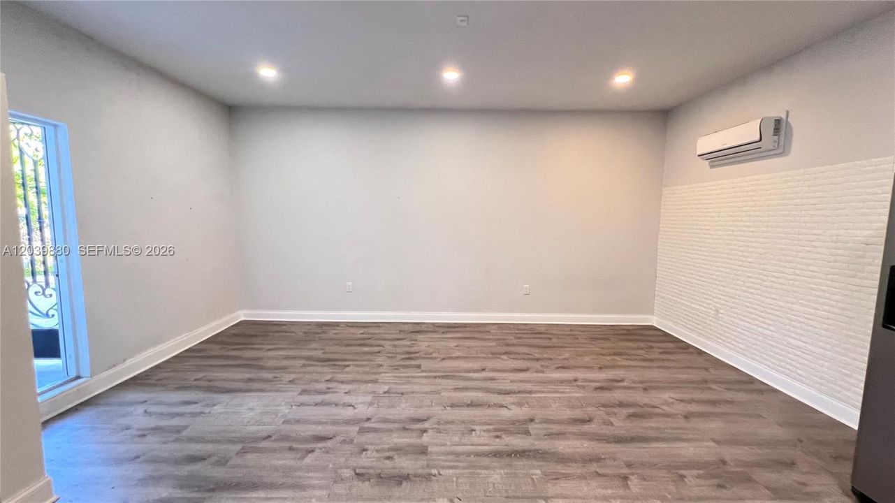 For Rent: $1,800 (1 beds, 1 baths, 2440 Square Feet)