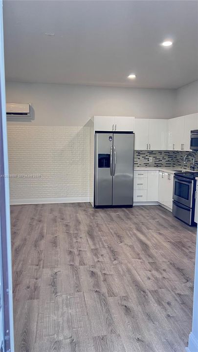For Rent: $1,800 (1 beds, 1 baths, 2440 Square Feet)