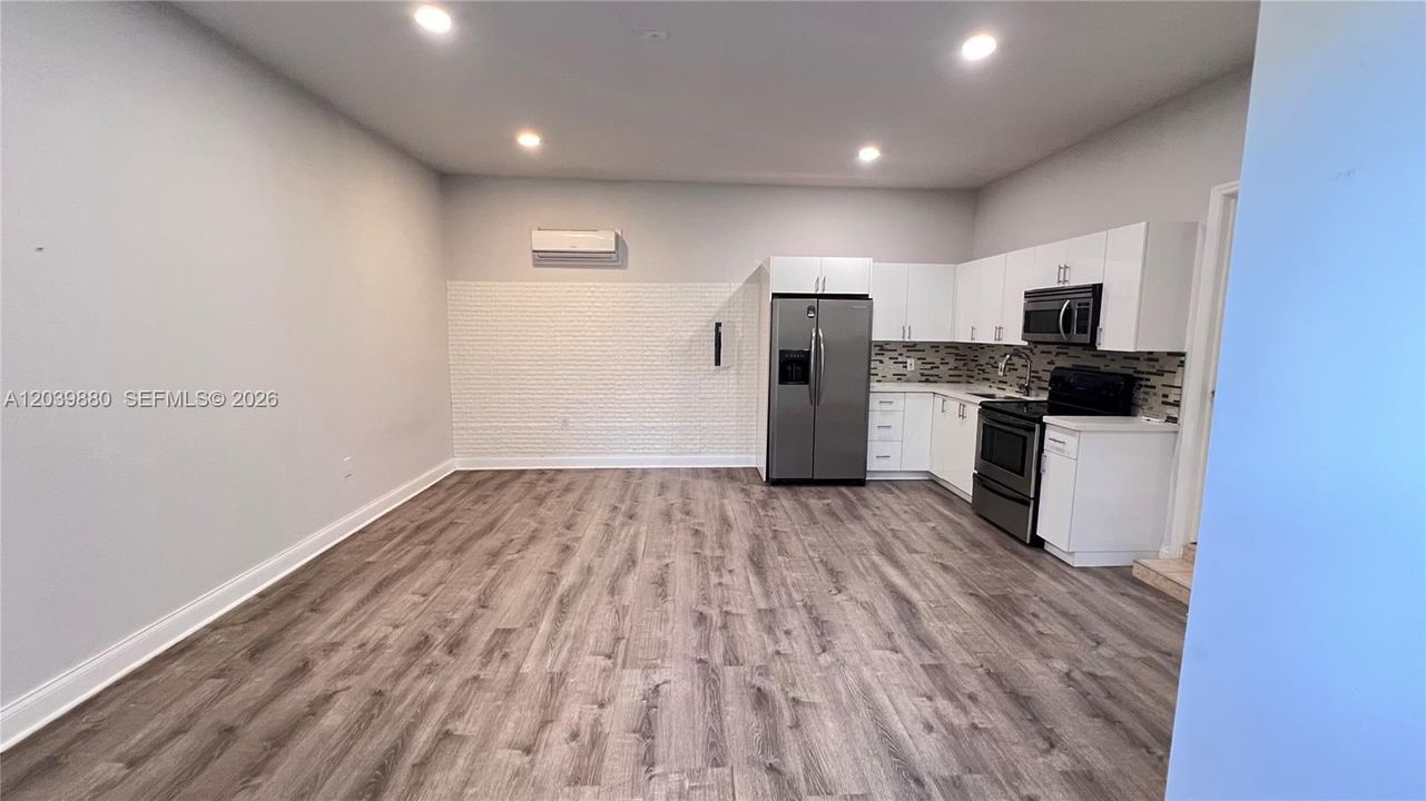 For Rent: $1,800 (1 beds, 1 baths, 2440 Square Feet)