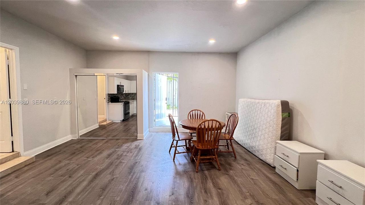 For Rent: $1,800 (1 beds, 1 baths, 2440 Square Feet)