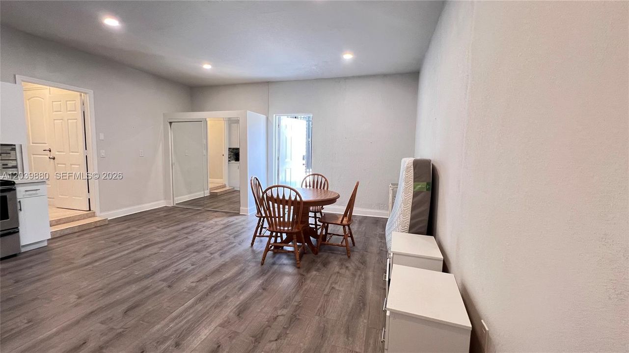 For Rent: $1,800 (1 beds, 1 baths, 2440 Square Feet)