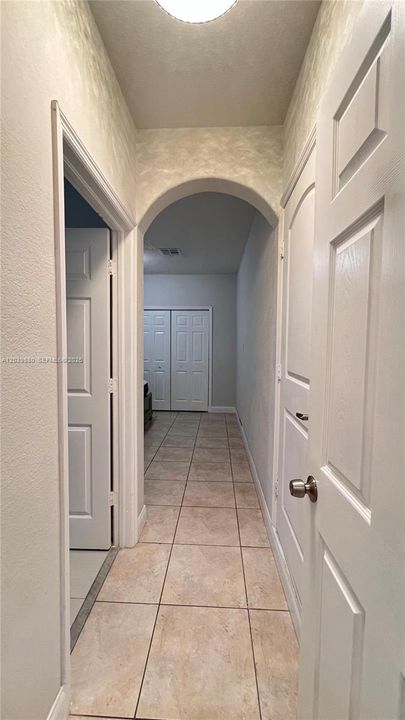 For Rent: $1,800 (1 beds, 1 baths, 2440 Square Feet)