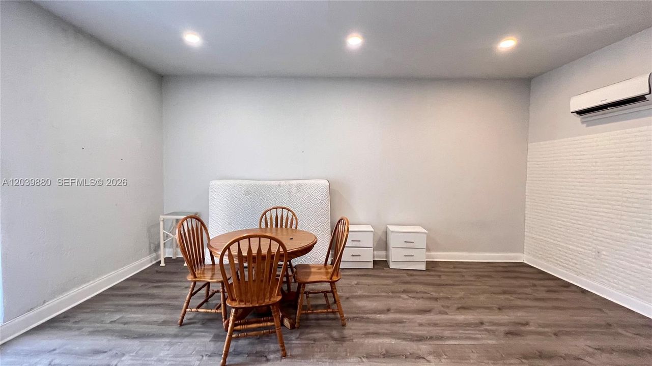 For Rent: $1,800 (1 beds, 1 baths, 2440 Square Feet)