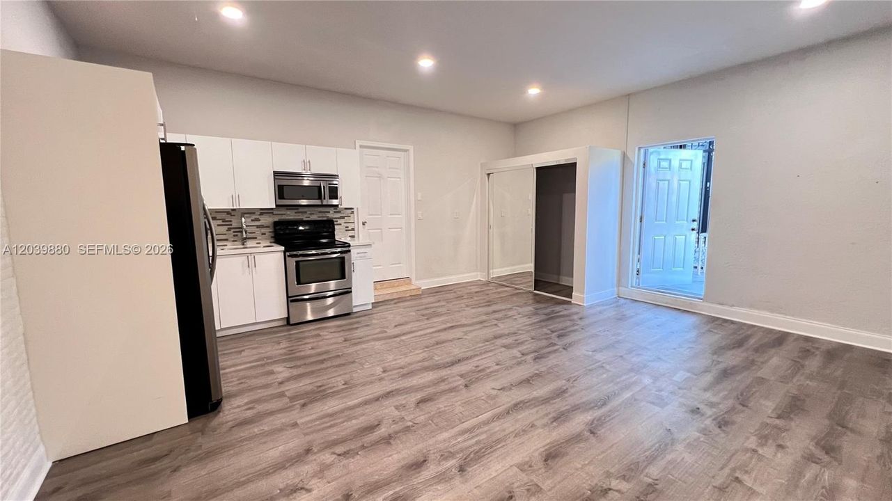 For Rent: $1,800 (1 beds, 1 baths, 2440 Square Feet)