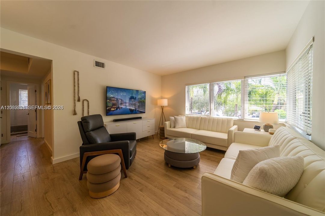 For Rent: $2,750 (1 beds, 1 baths, 712 Square Feet)