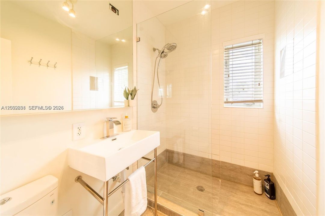 For Rent: $2,750 (1 beds, 1 baths, 712 Square Feet)