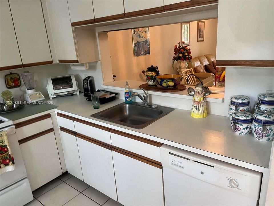 For Sale: $195,000 (2 beds, 1 baths, 1020 Square Feet)