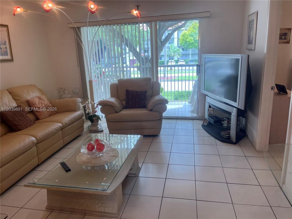 For Sale: $195,000 (2 beds, 1 baths, 1020 Square Feet)