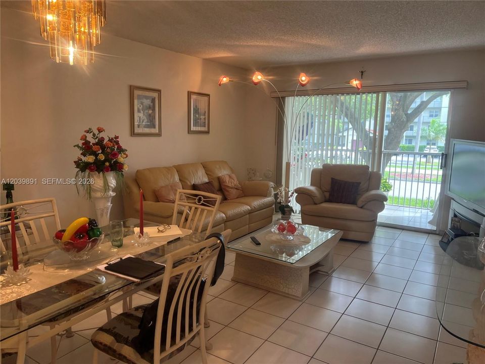 For Sale: $195,000 (2 beds, 1 baths, 1020 Square Feet)