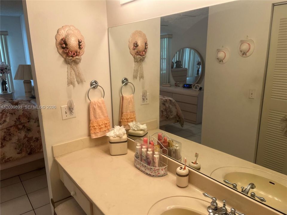 For Sale: $195,000 (2 beds, 1 baths, 1020 Square Feet)