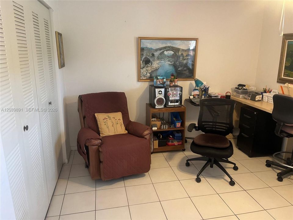 For Sale: $195,000 (2 beds, 1 baths, 1020 Square Feet)