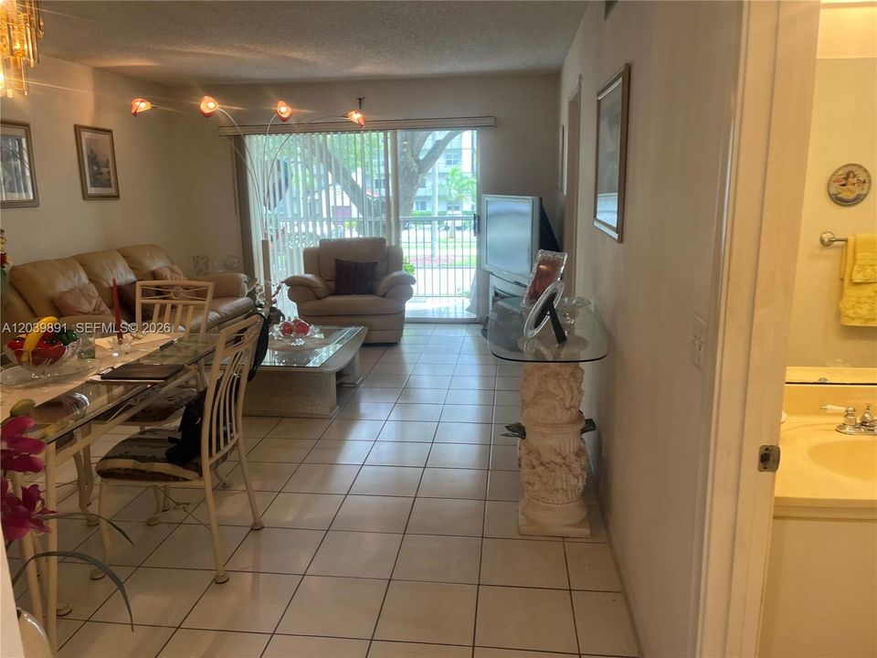 For Sale: $195,000 (2 beds, 1 baths, 1020 Square Feet)