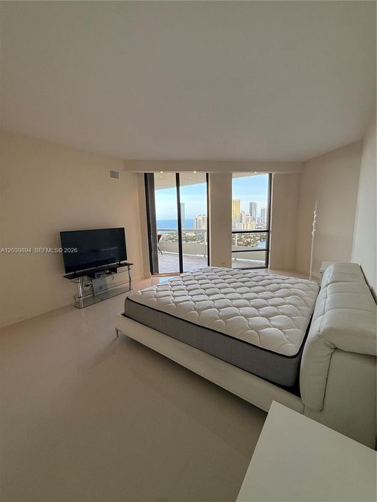 For Rent: $5,500 (2 beds, 2 baths, 1647 Square Feet)