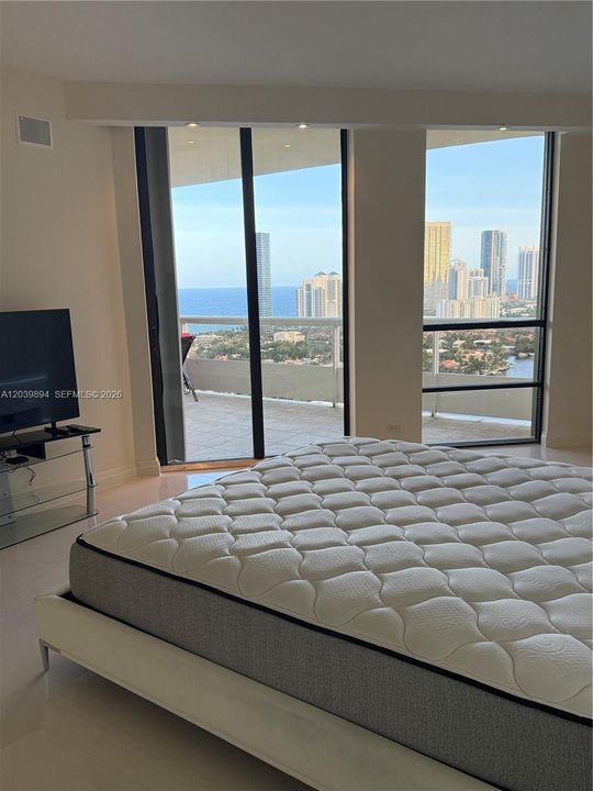 For Rent: $5,500 (2 beds, 2 baths, 1647 Square Feet)