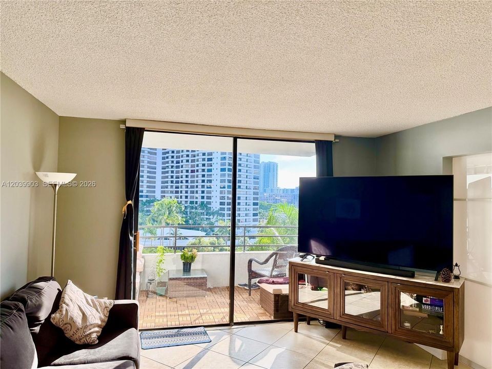 For Sale: $275,000 (2 beds, 2 baths, 1400 Square Feet)