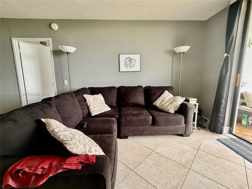 For Sale: $275,000 (2 beds, 2 baths, 1400 Square Feet)