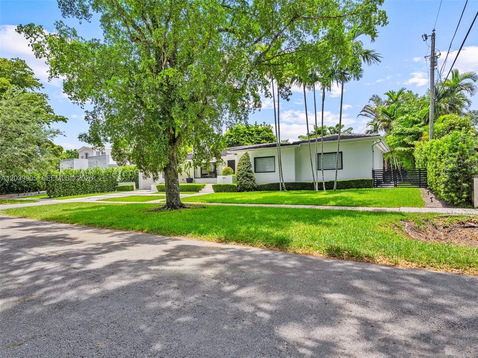 For Sale: $3,500,000 (3 beds, 3 baths, 1392 Square Feet)