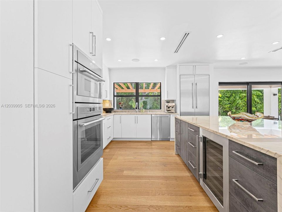 For Sale: $3,500,000 (3 beds, 3 baths, 1392 Square Feet)