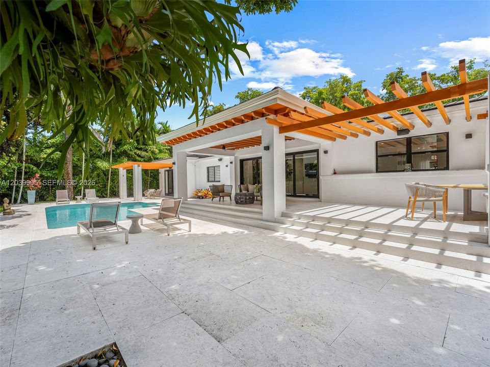 For Sale: $3,500,000 (3 beds, 3 baths, 1392 Square Feet)