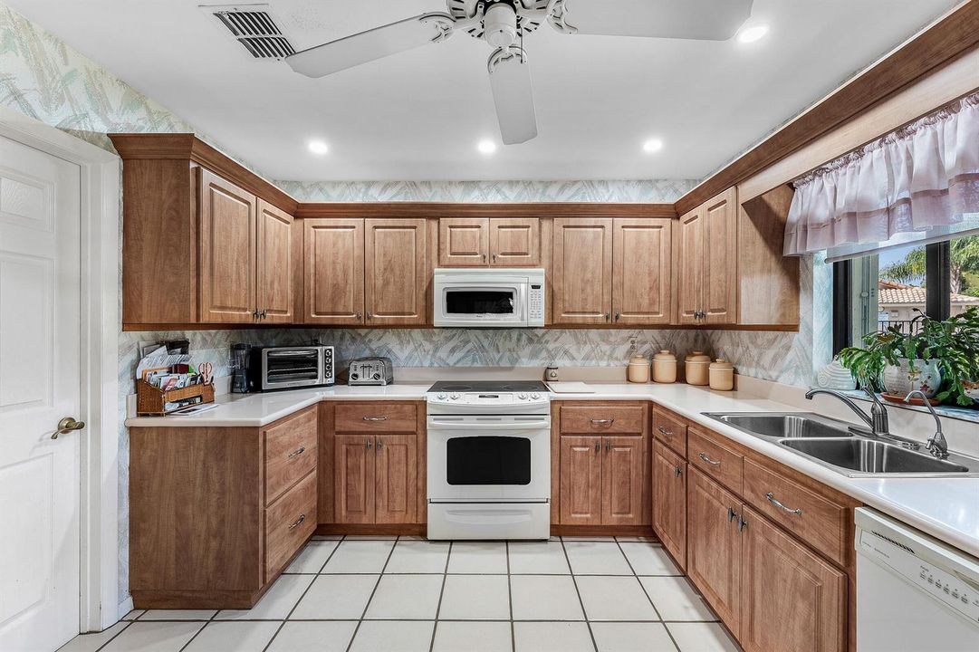 22-7852 Cloverfield Cir-MLS