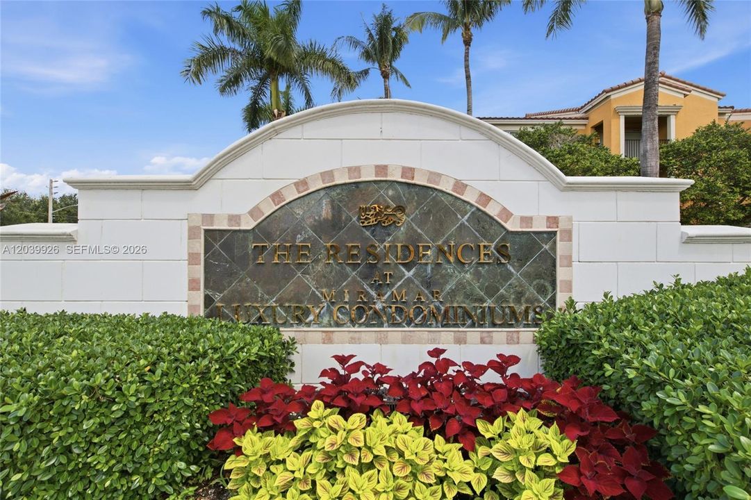 For Sale: $309,900 (2 beds, 2 baths, 977 Square Feet)