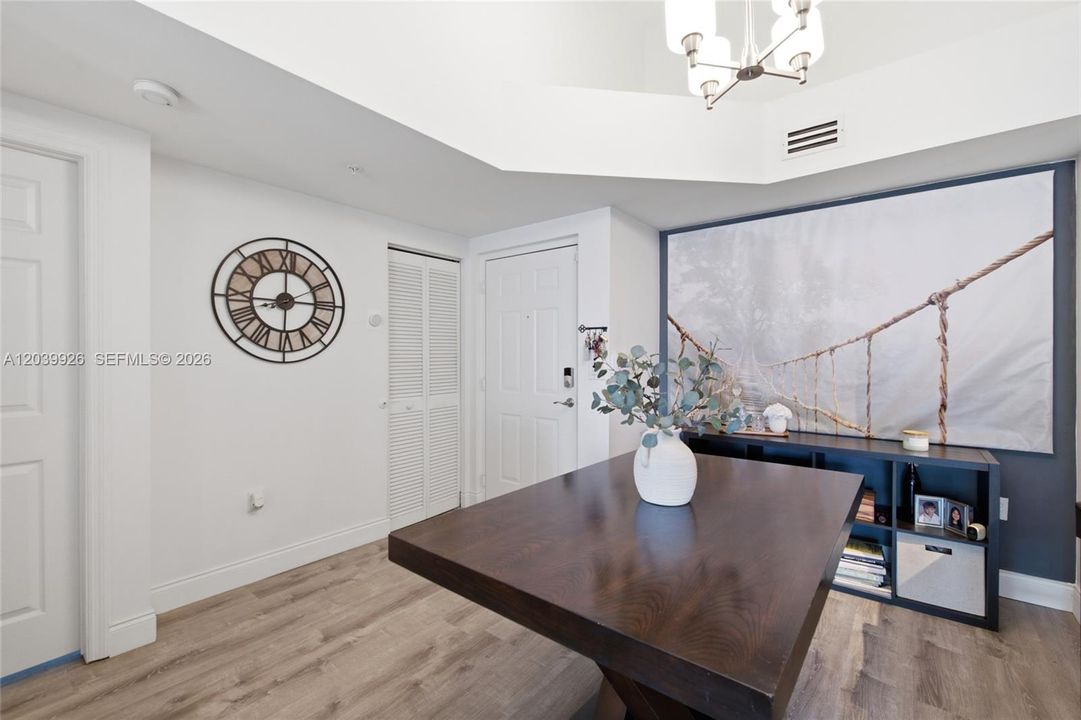 For Sale: $309,900 (2 beds, 2 baths, 977 Square Feet)