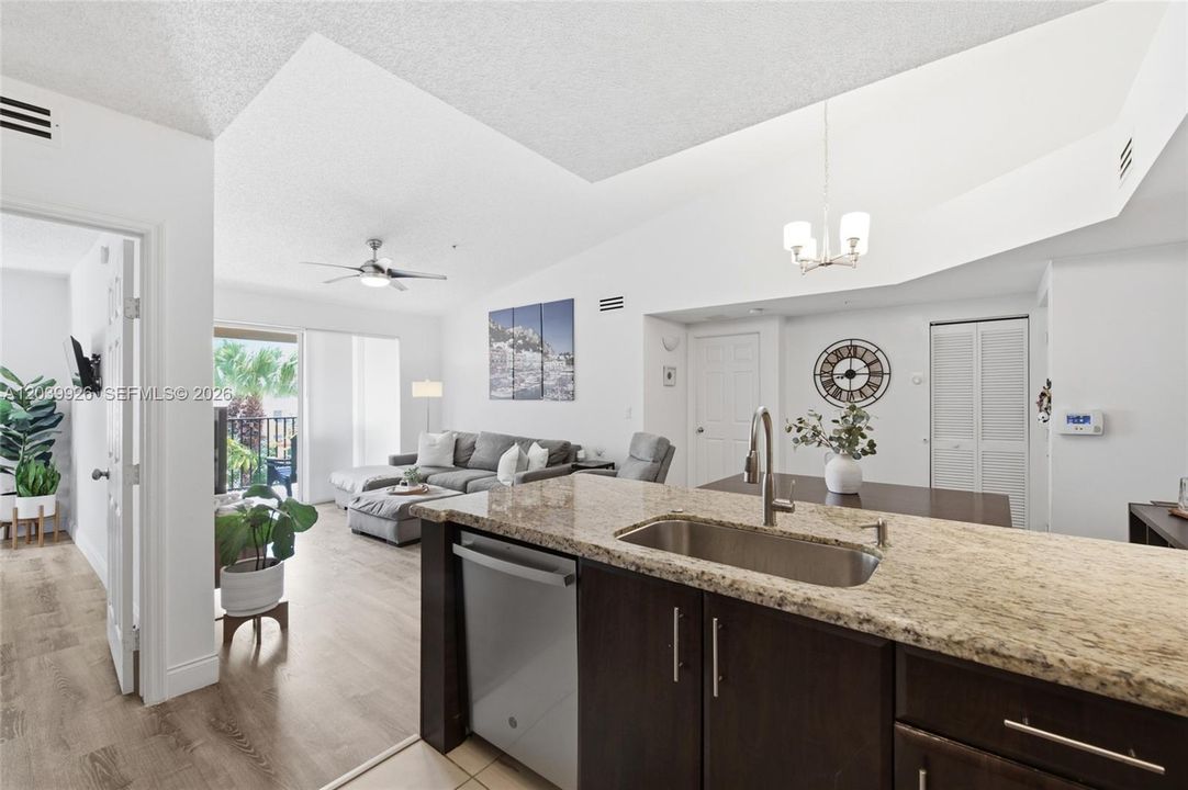 For Sale: $309,900 (2 beds, 2 baths, 977 Square Feet)