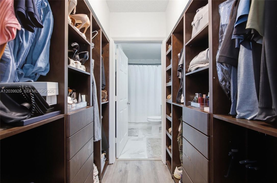 For Sale: $309,900 (2 beds, 2 baths, 977 Square Feet)