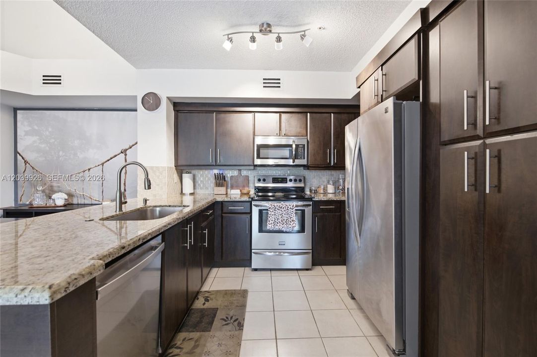 For Sale: $309,900 (2 beds, 2 baths, 977 Square Feet)