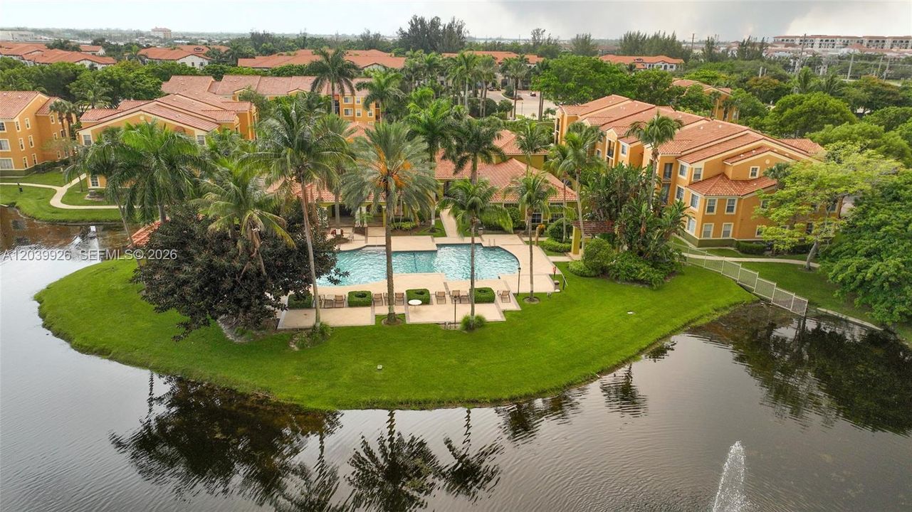 For Sale: $309,900 (2 beds, 2 baths, 977 Square Feet)