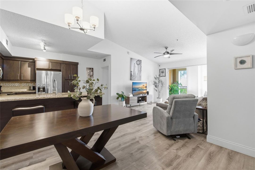 For Sale: $309,900 (2 beds, 2 baths, 977 Square Feet)
