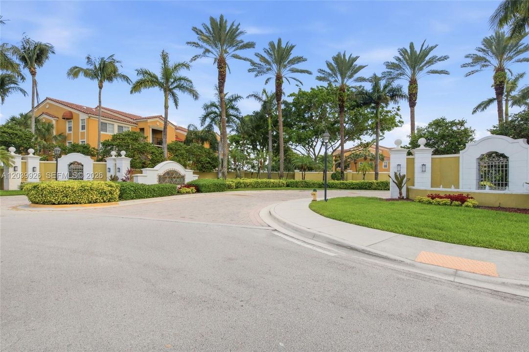 For Sale: $309,900 (2 beds, 2 baths, 977 Square Feet)
