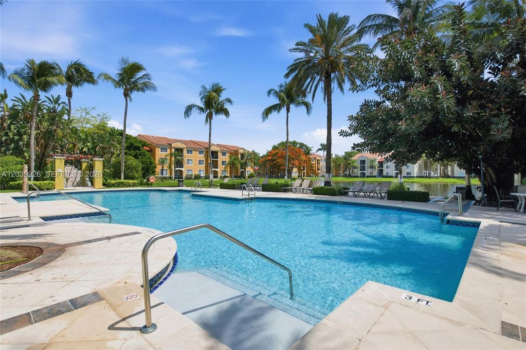 For Sale: $309,900 (2 beds, 2 baths, 977 Square Feet)