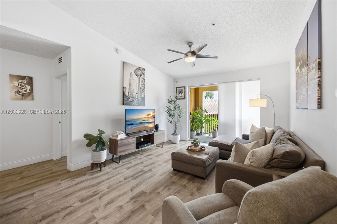 For Sale: $309,900 (2 beds, 2 baths, 977 Square Feet)