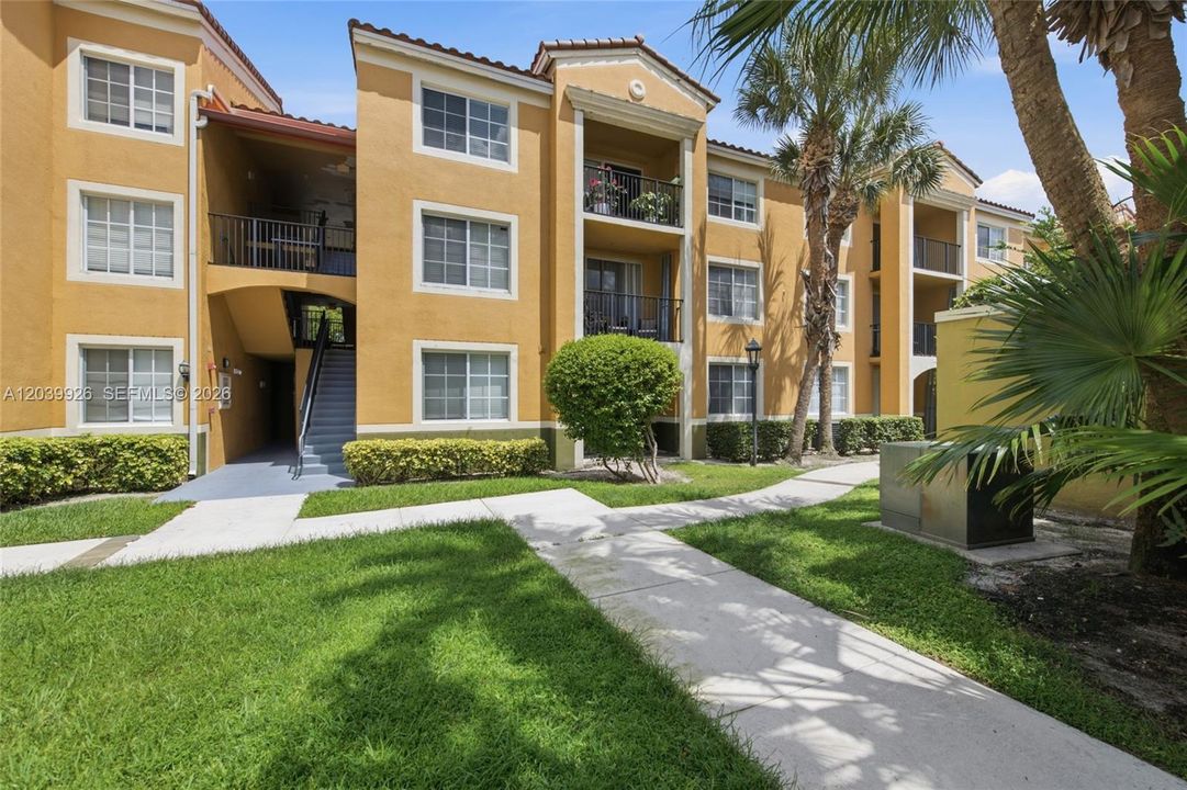 For Sale: $309,900 (2 beds, 2 baths, 977 Square Feet)